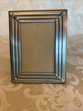 Contemporary Silver Metal Picture Frame - Sleek Accent